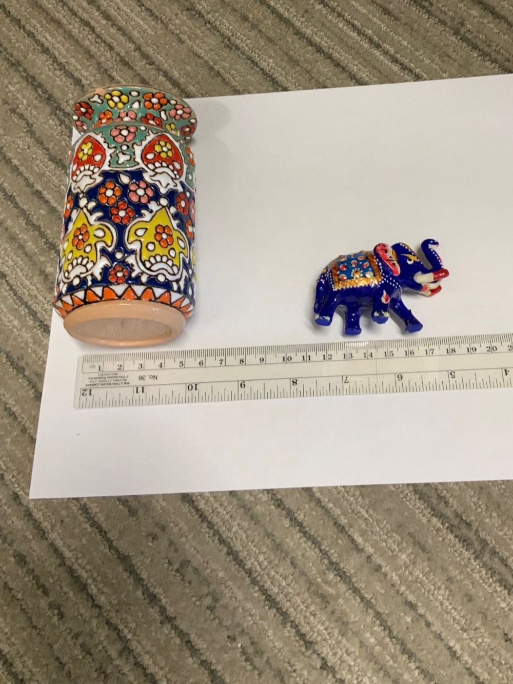 Small vase and elephant - Picture 4 of 7